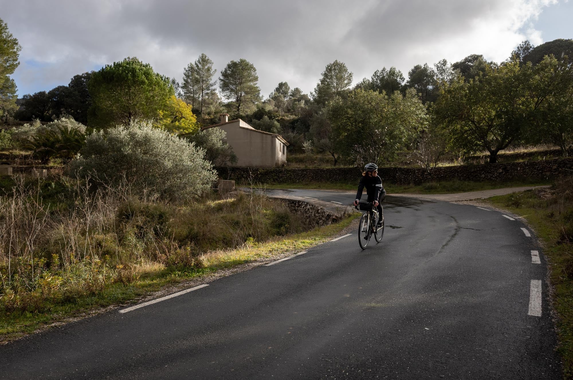 Deszcz? Jedziemy! Praktyczny poradnik jazdy na rowerze w deszczu